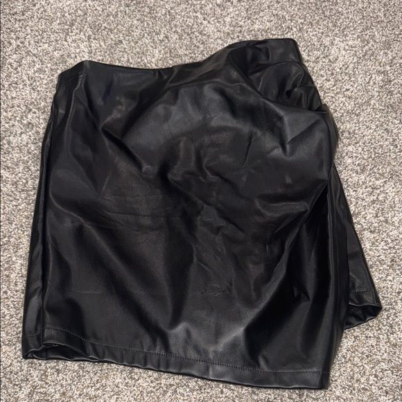 Elegant Black Faux Leather Skort - Picture 4 of 8